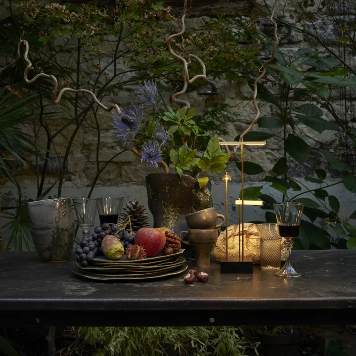 La lampe de table Knokke Akku LED de DCW sur une table de salle à manger à la décoration sauvage