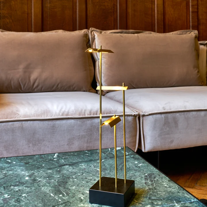 La lampe de table Knokke Akku LED de DCW sur une table basse élégante dans le salon