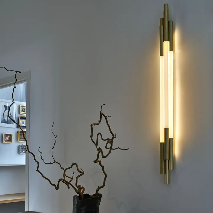 La lampe murale Org LED de DCW verticale sur un mur blanc