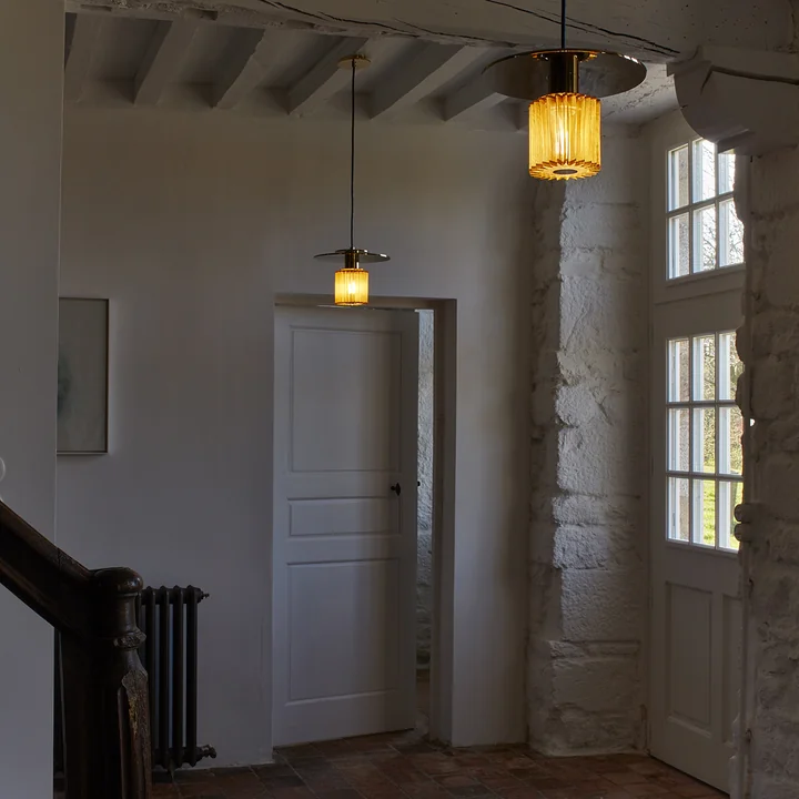 Le luminaire suspendu In the Sun de DCW dans la zone d'entrée sombre