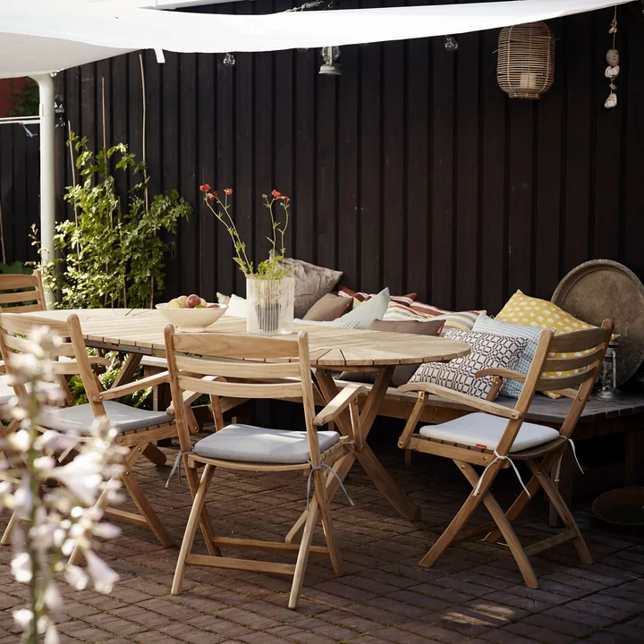 Table en teck sur la terrasse