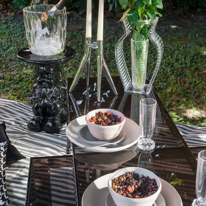 Table de fête sur la terrasse avec la vaisselle Trama