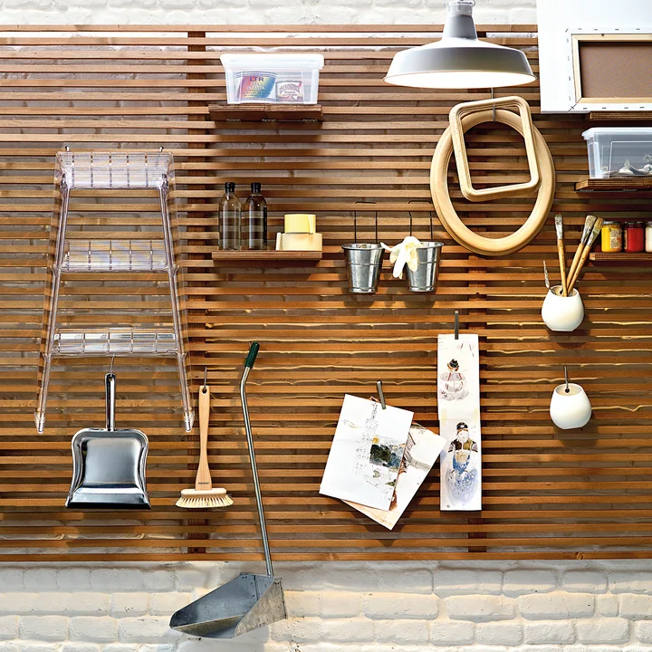 Noble échelle pliante en plastique et métal