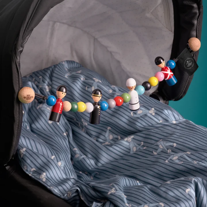 La chaîne de bois aimante sur le landau