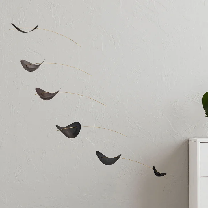 L'élégant Drifting Clouds Mobile en noir