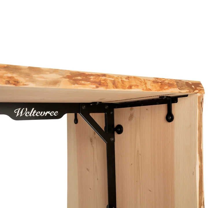 Weltevree La table à manger du site Forestry est maintenue par des joints en acier