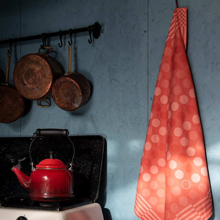 Le torchon rouge de Weltevree accroché au mur dans la cuisine