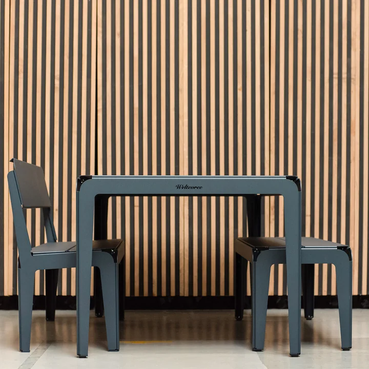 Les bancs et les tables Bended de Weltevree sont constitués de plaques d'aluminium pliées.