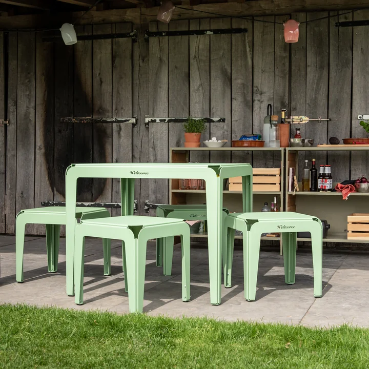 Les produits de la série Bended de Weltevree à l'extérieur d'un abri en bois