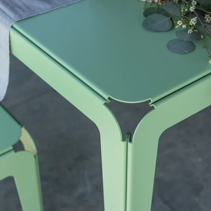 La table d'extérieur Bended Table de Weltevree est composée de fines plaques d'aluminium.