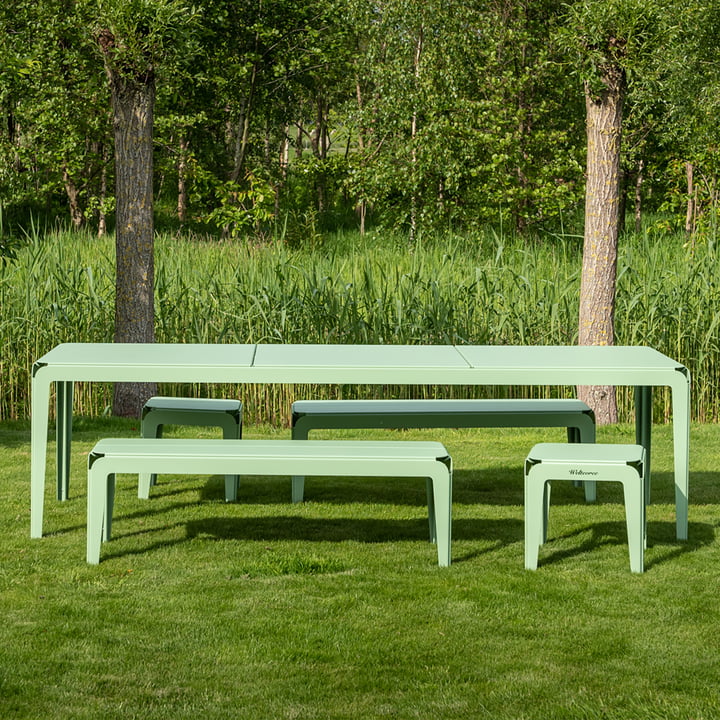 Le banc courbé et la table courbée de Weltevree sur une prairie verte