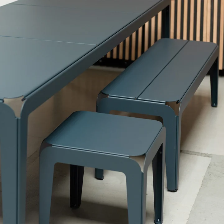 Le banc Bended Bench de Weltevree peut être placé dans la salle à manger et sur la terrasse.