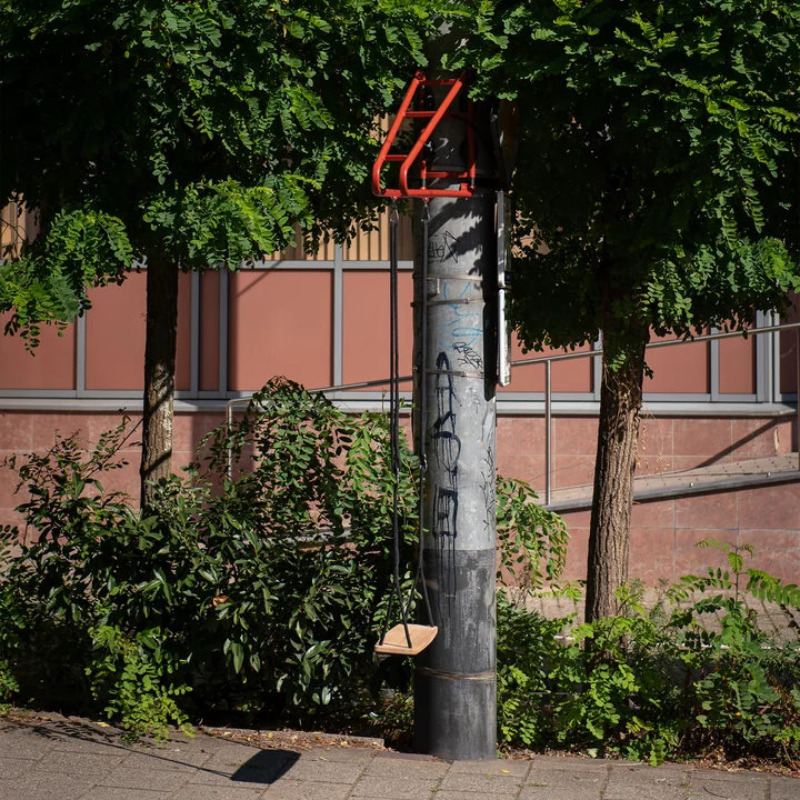 Le Swing se balance de Weltevree sur un lampadaire au bord de la route