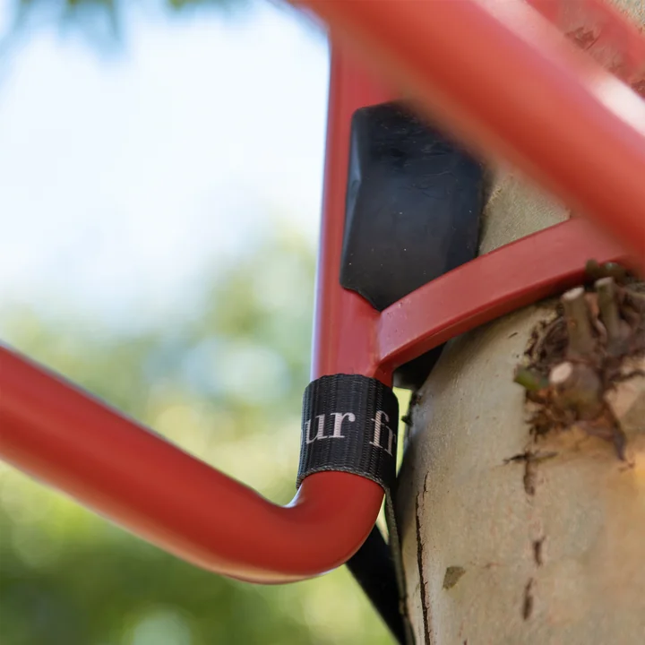 Les sangles d'arrimage de la balançoire Swing sont solidement fixées au triangle d'acier