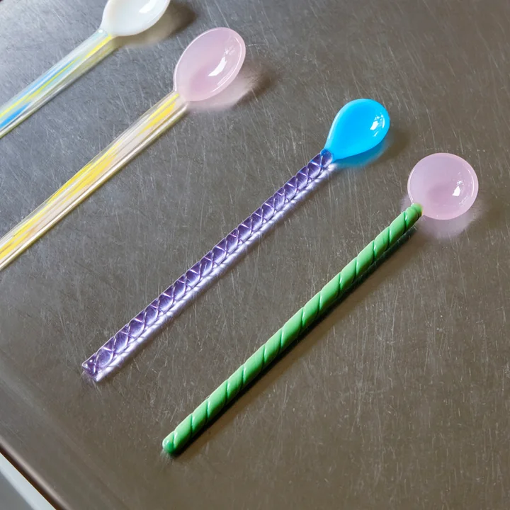 Les cuillères en verre de HAY dans des couleurs vives