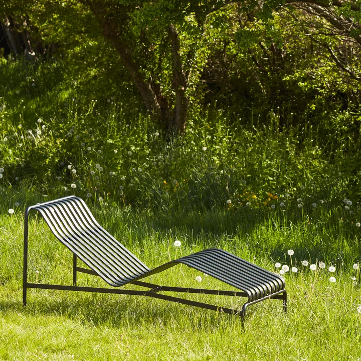 Chaise longue élégante pour l'extérieur de HAY