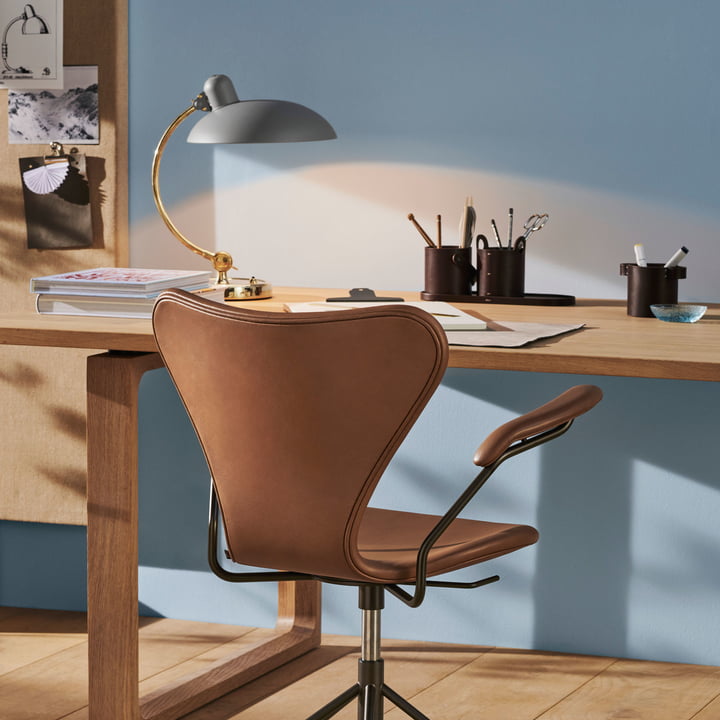 Noble lampe de bureau dans le style classique Bauhaus