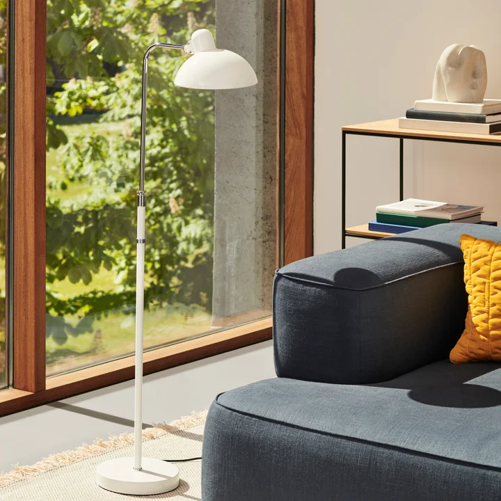 Un lampadaire stylé dans une ambiance de salon