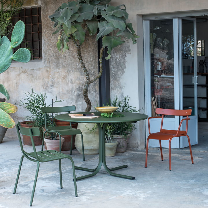 Le Miky chaise de jardin et la Miky fauteuil de Emu sur une terrasse