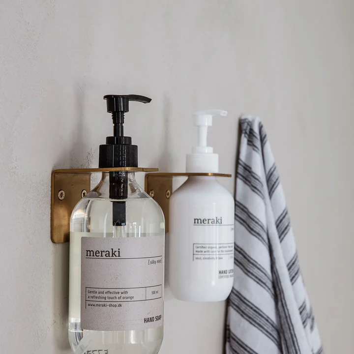 Le support mural Supply de Meraki avec des bouteilles de différentes tailles