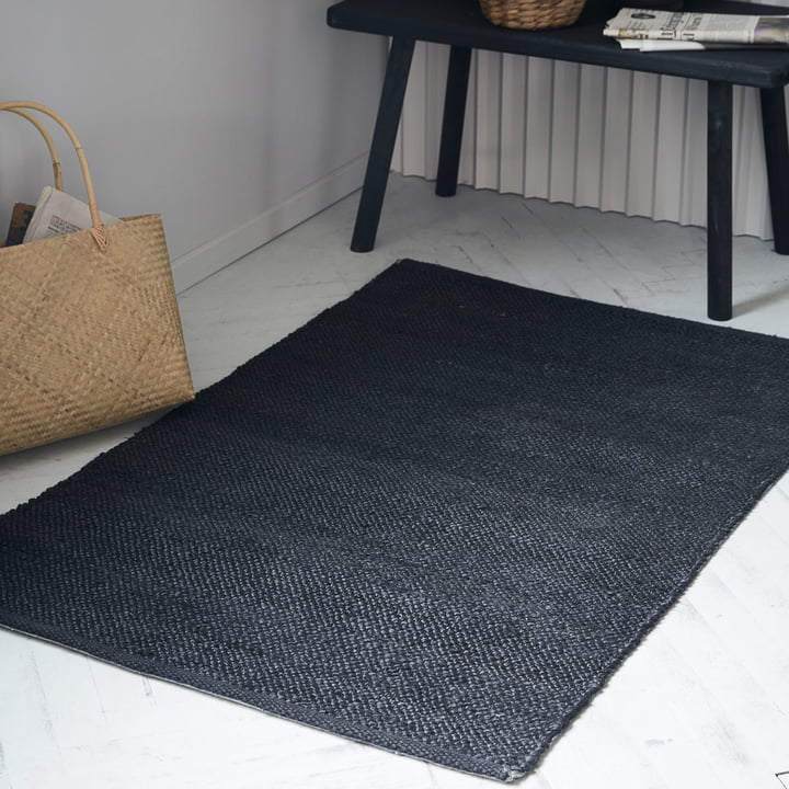 Le tapis noir Hempi de House Doctor devant un banc