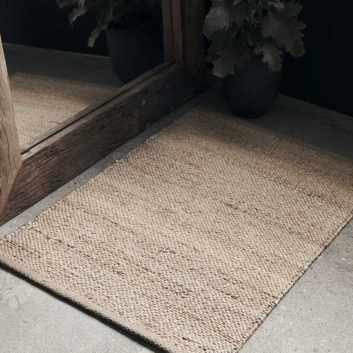 Le petit tapis Hempi de House Doctor devant le miroir