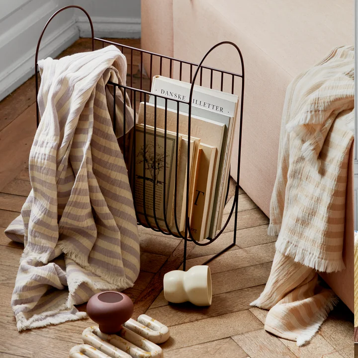 Le porte-magasin Maggie de Broste Copenhagen avec des livres et une couverture