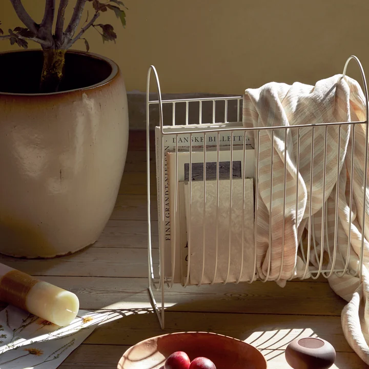 Le porte-magazine Maggie de Broste Copenhagen convient pour les magazines, les livres et la décoration.