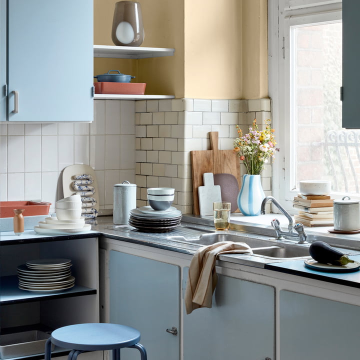 Le vase Ada Stripe de Broste Copenhagen sur le rebord de la fenêtre dans la cuisine