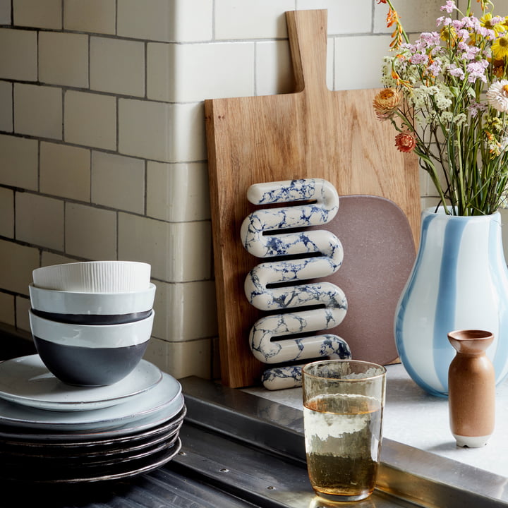 Le sous-verre Orla de Broste Copenhagen sur le rebord de la fenêtre dans la cuisine.