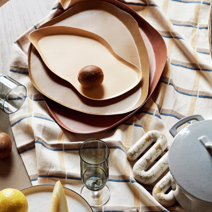 Le plateau de service Mie de Broste Copenhagen sur la table à manger