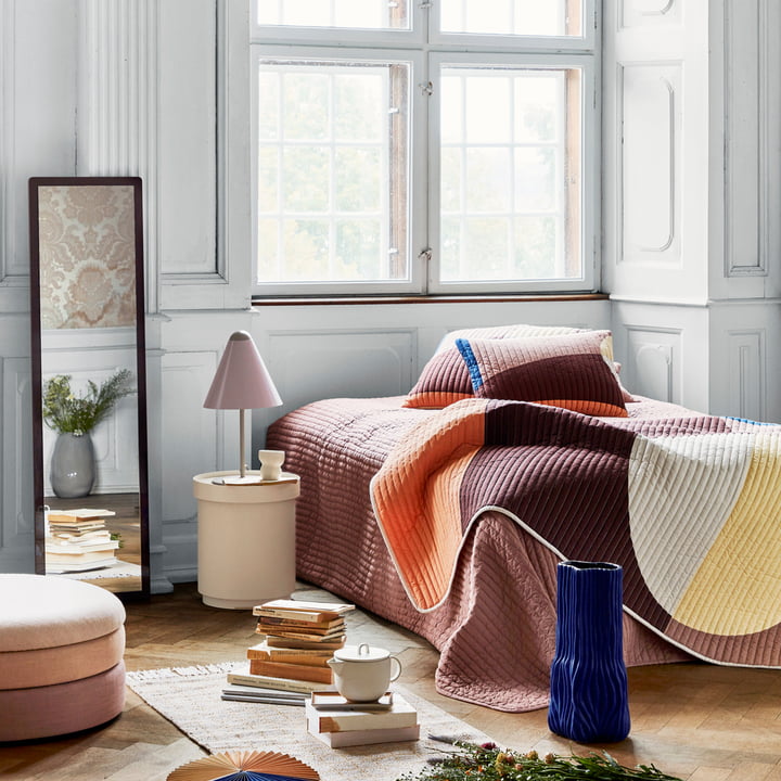 Chambre à coucher confortable et moderne avec des textiles de Broste Copenhagen