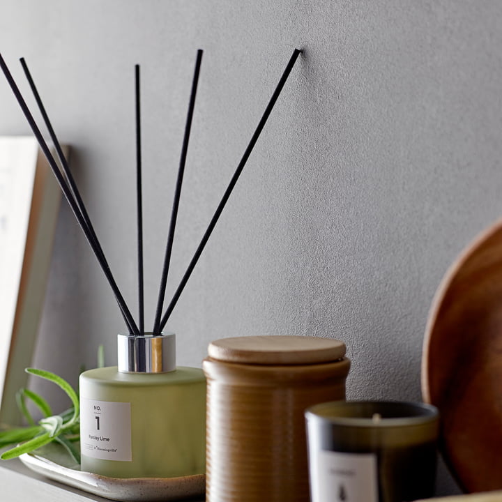 Le diffuseur ILLUME de Bloomingville à côté des bougies parfumées et des accessoires de maison