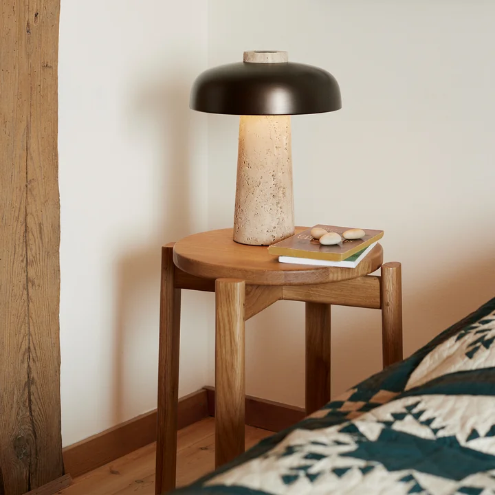 Le tabouret Passage de Audo comme table de nuit avec lampe