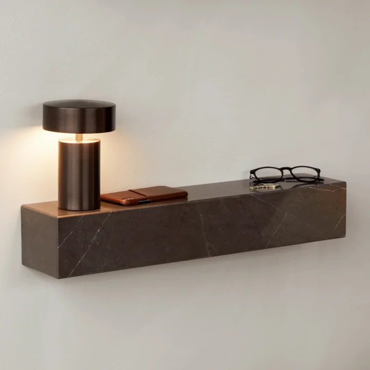 L'étagère Plinth de Audo comme support élégant pour les objets du quotidien