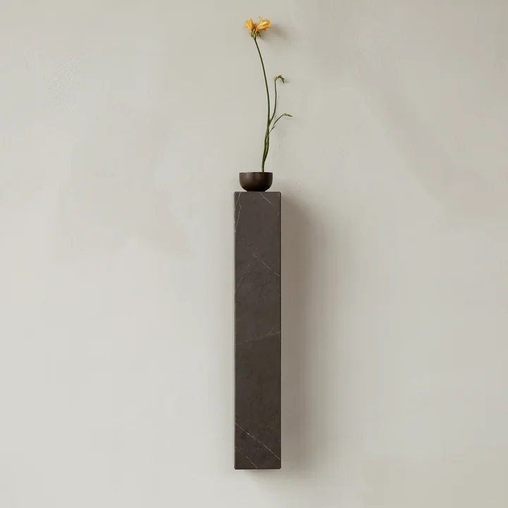 L'étagère verticale Plinth de Audo avec un vase