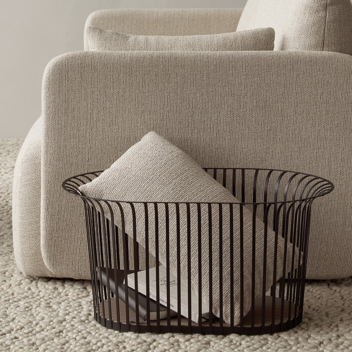 Panier métallique élancé pour le salon