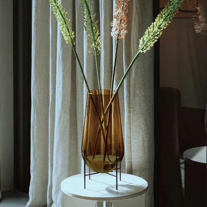 Le site Échasse Vase L de Audo sur une table d'appoint