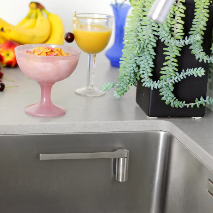 Le porte-serviettes en inox, droit de Happy Sinks dans un évier en inox