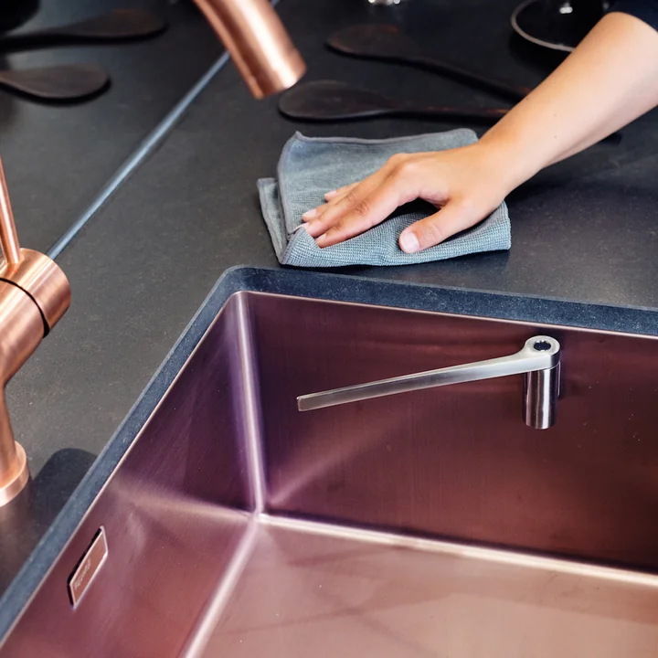 Le porte-serviettes, droit de Happy Sinks a un look raffiné