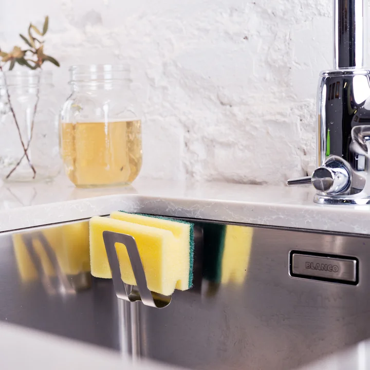 Le porte-éponge magnétique de Happy Sinks est une solution hygiénique pour l'évier
