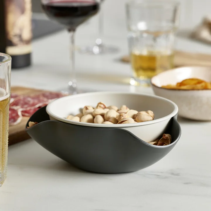 Le bol de service Double Dish de Joseph Joseph sur la table à manger