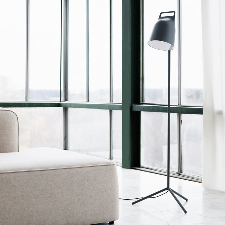 Le Stage Lampadaire à LED de Normann Copenhagen devant une façade de fenêtre