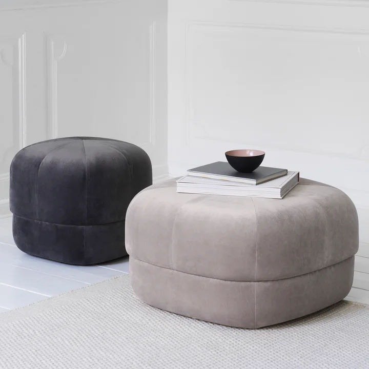 Le pouf Circus de Normann Copenhagen comme support pour les livres