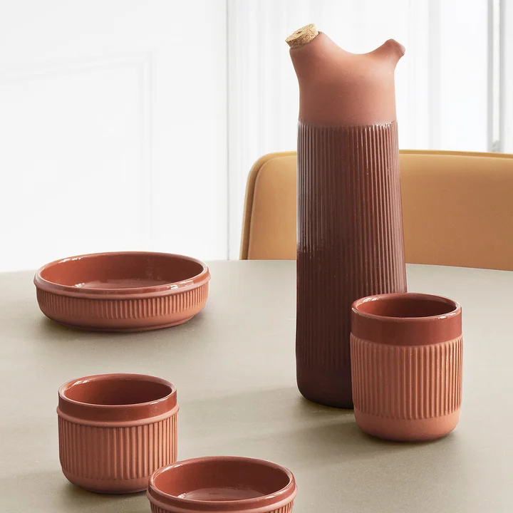 La carafe et le mug Junto de Normann Copenhagen apportent la chaleur méditerranéenne à la table à manger.