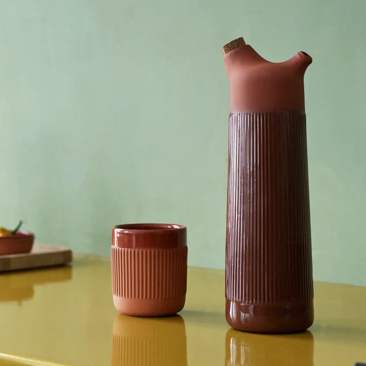La carafe et le mug Junto fabriqués à la main par Normann Copenhagen