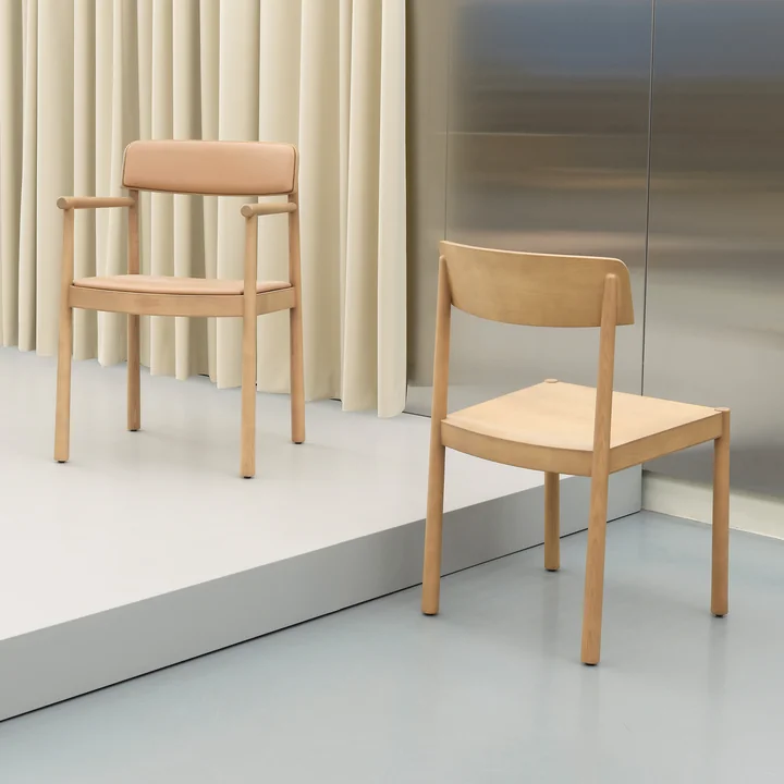 Les chaises Timb naturellement laquées de Normann Copenhagen