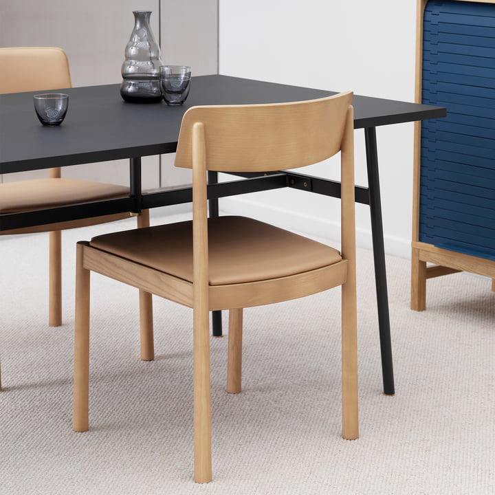 La chaise rembourrée Timb de Normann Copenhagen à la table noire