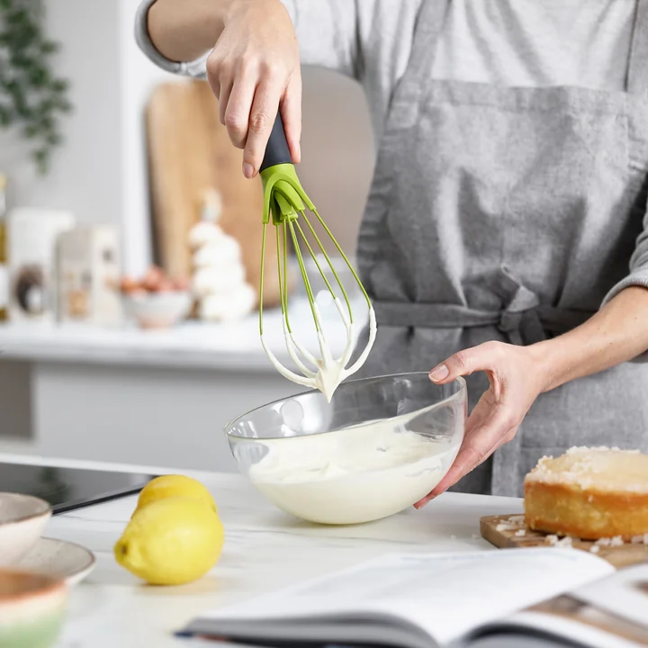 Le fouet Twist de Joseph Joseph pour monter les blancs en neige