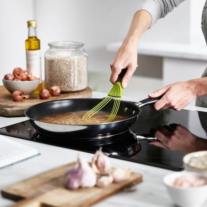 L'appartement Twist Fouetter à partir de Joseph Joseph pour remuer une sauce